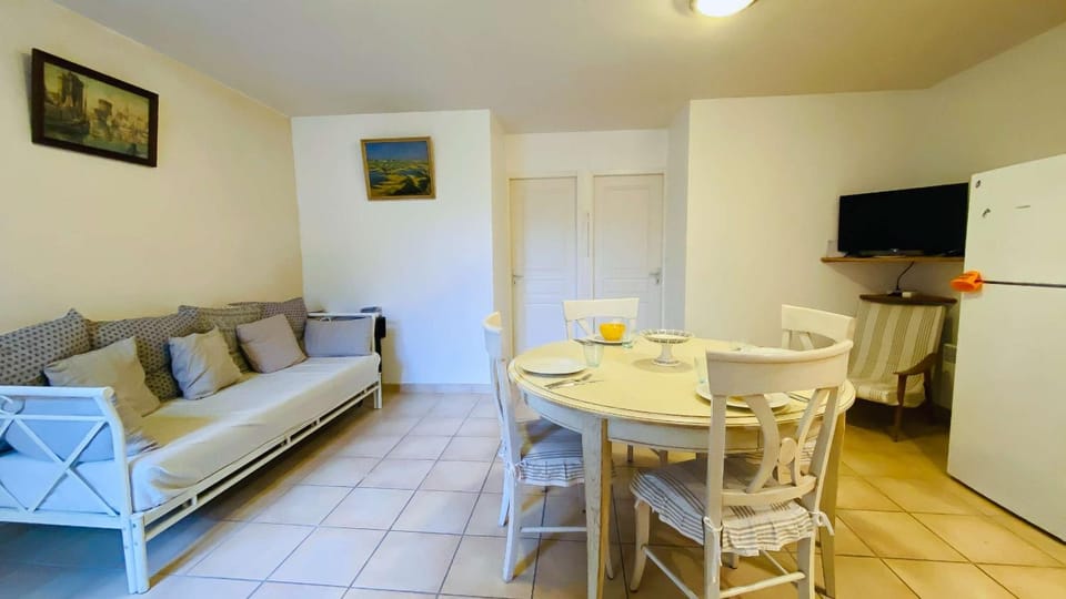Communal lounge/ TV room, TV and multimedia, Living room, Seating area, Dining area