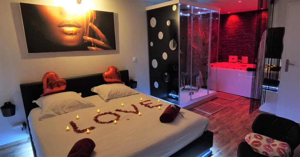 SPA privatif Love room, Le Hammam et Bulles, chez Nuits Chartraines Apartment in Chartres