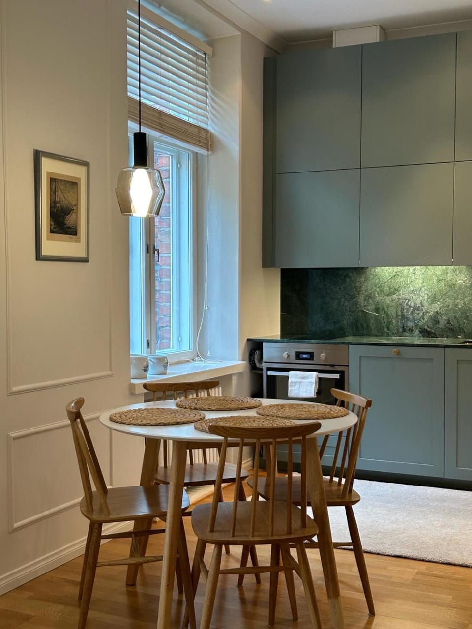 Kitchen or kitchenette, Dining area