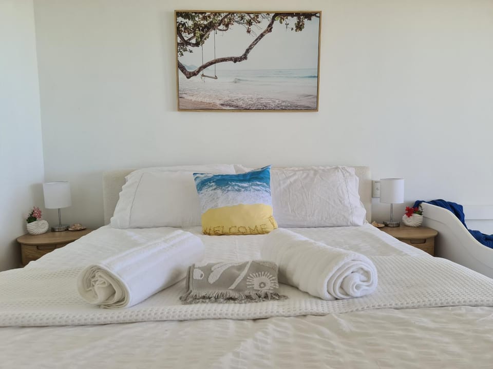 Bed, Bedroom, towels