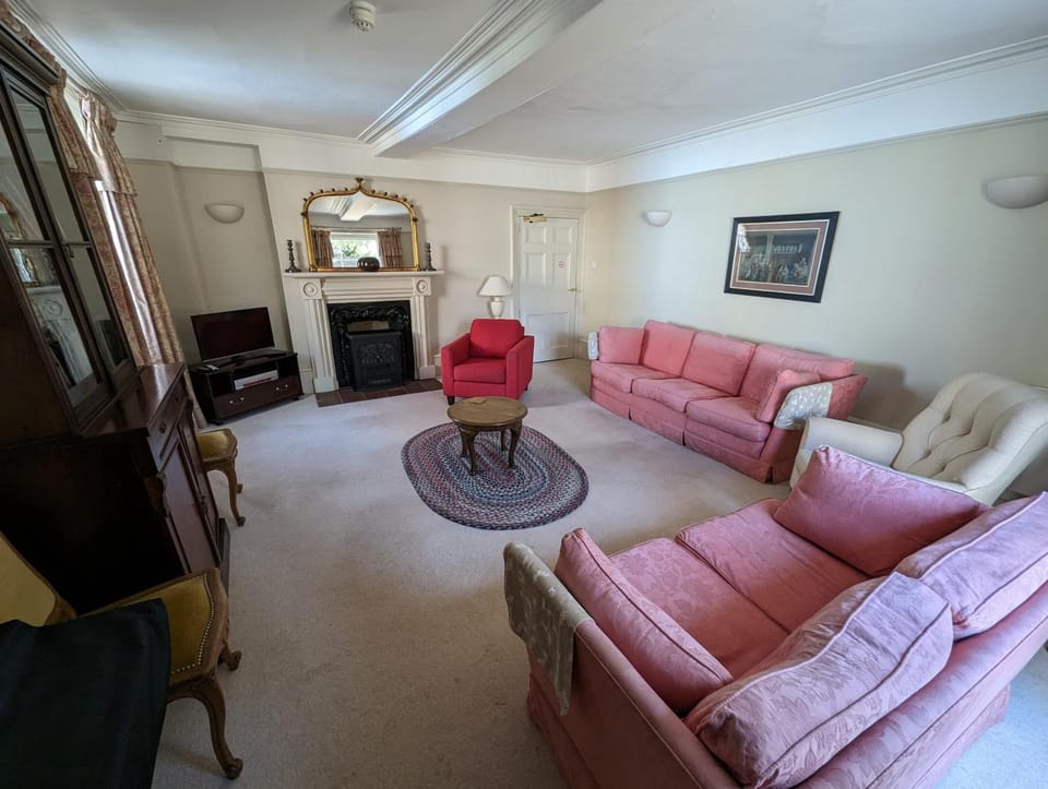 TV and multimedia, Living room, Seating area, flat iron