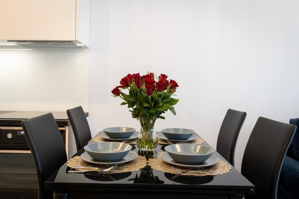 Kitchen or kitchenette, Dining area, stove