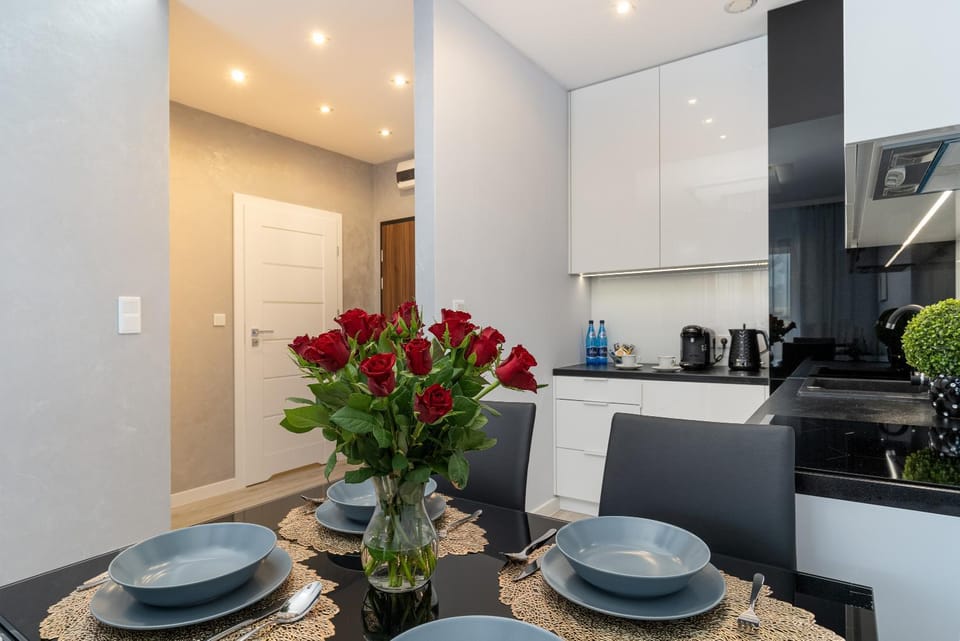 Coffee/tea facilities, Kitchen or kitchenette, Dining area, dishwasher, oven, stove