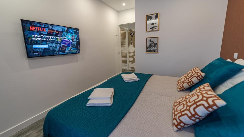 Bed, TV and multimedia, Bedroom