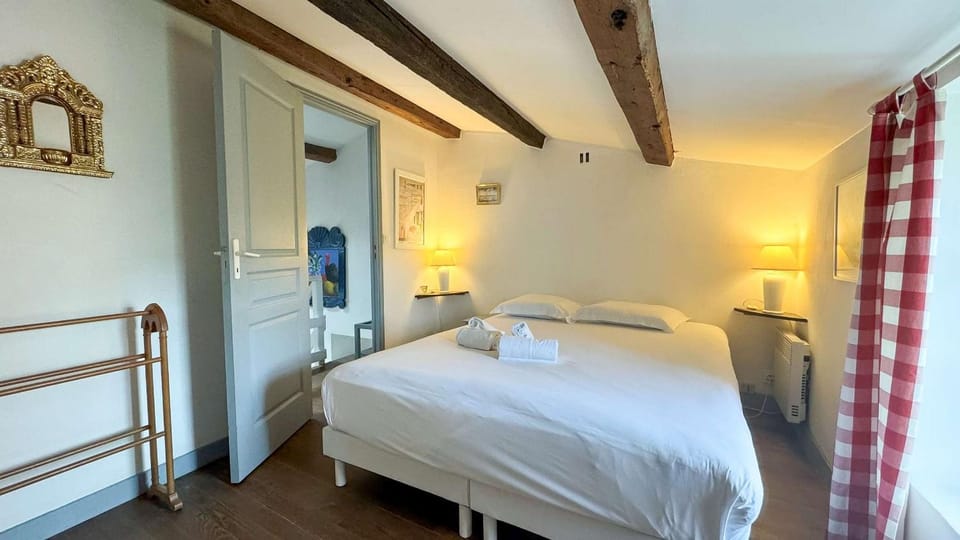 Bed, Photo of the whole room, Bedroom, towels