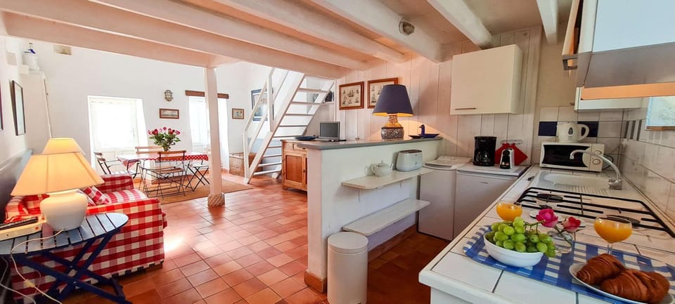 Coffee/tea facilities, Kitchen or kitchenette, Living room, Seating area, Dining area, dishwasher, minibar, stove, toaster