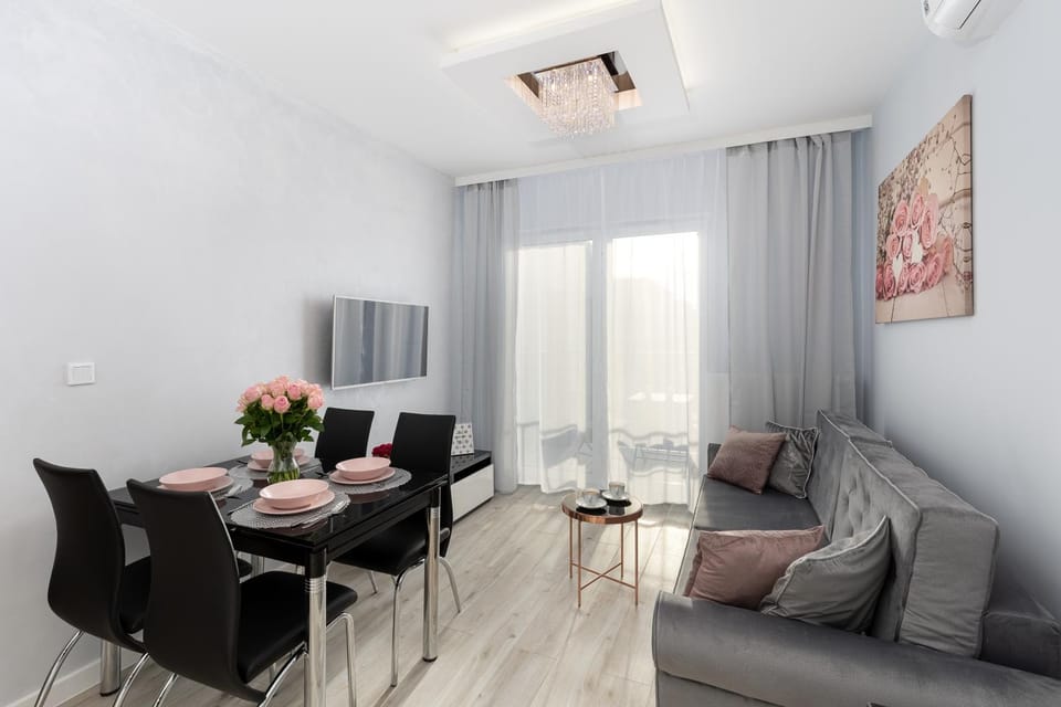 TV and multimedia, Living room, Seating area, Dining area, air conditioner