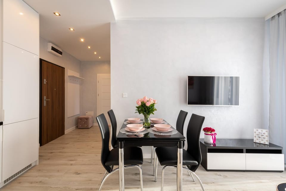 TV and multimedia, Living room, Seating area, Dining area