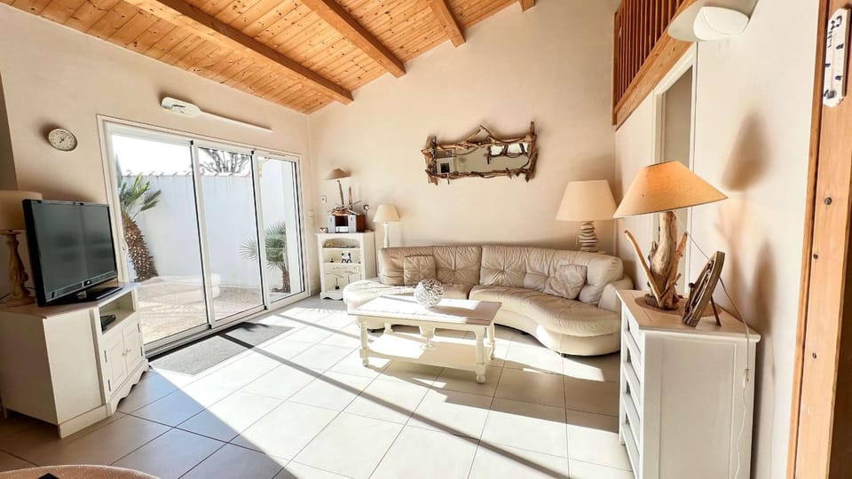 Communal lounge/ TV room, TV and multimedia, Living room, Seating area