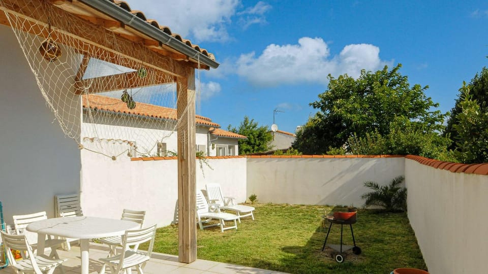 Patio, Garden, Garden view, sunbed