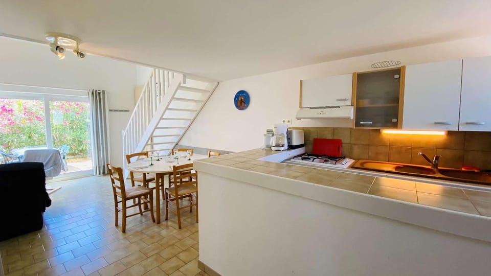 Kitchen or kitchenette, Living room, Seating area, Dining area, dishwasher, stove