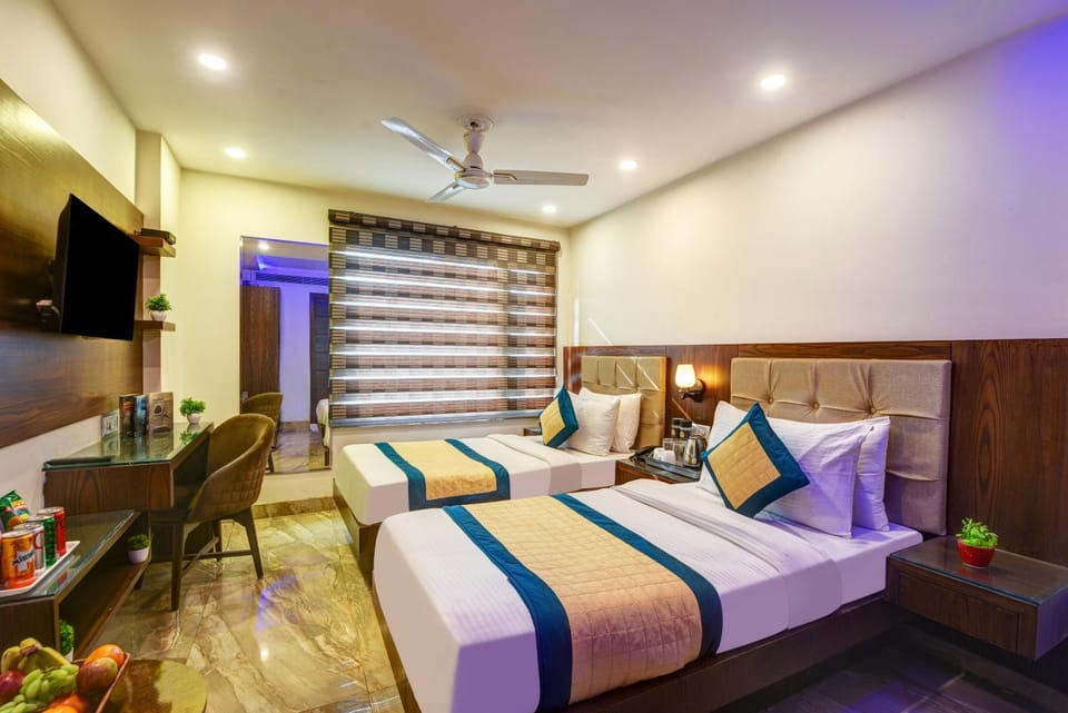 Bed, TV and multimedia, Photo of the whole room, Bedroom, Street view