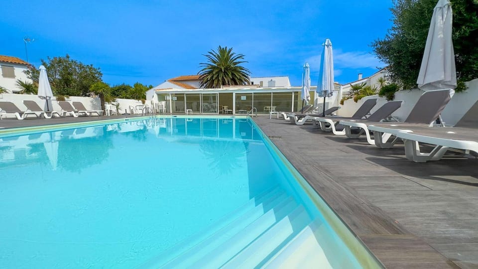 Pool view, Swimming pool, sunbed