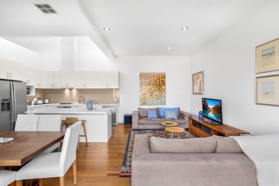 2-Bed Apartment with Parking & Balcony Near Trains Apartment in Melbourne