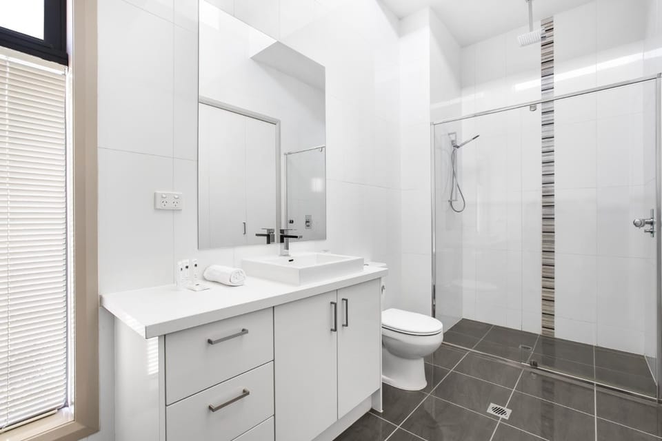 2-Bed Apartment with Parking & Balcony Near Trains Apartment in Melbourne