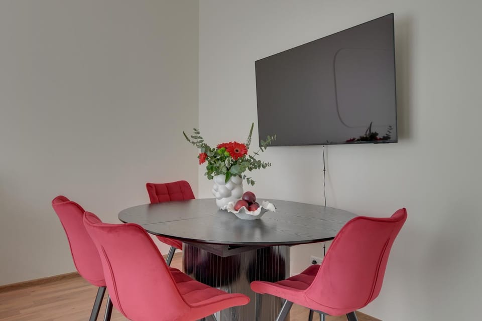 TV and multimedia, Living room, Seating area, Dining area