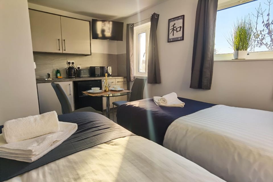 Kitchen or kitchenette, Dining area, Bedroom