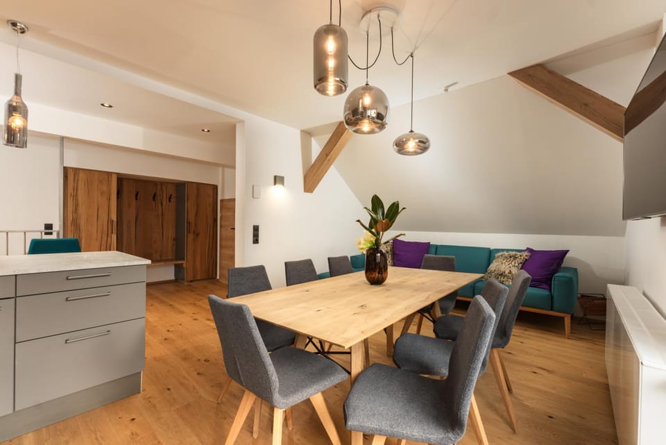 Kitchen or kitchenette, Living room, Seating area, Dining area