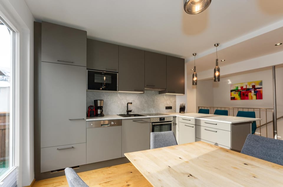 Kitchen or kitchenette, Dining area, minibar, stove