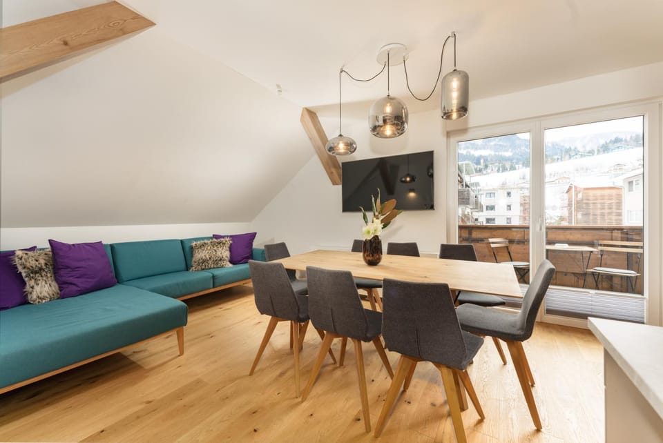 Communal lounge/ TV room, TV and multimedia, Living room, Seating area, Dining area
