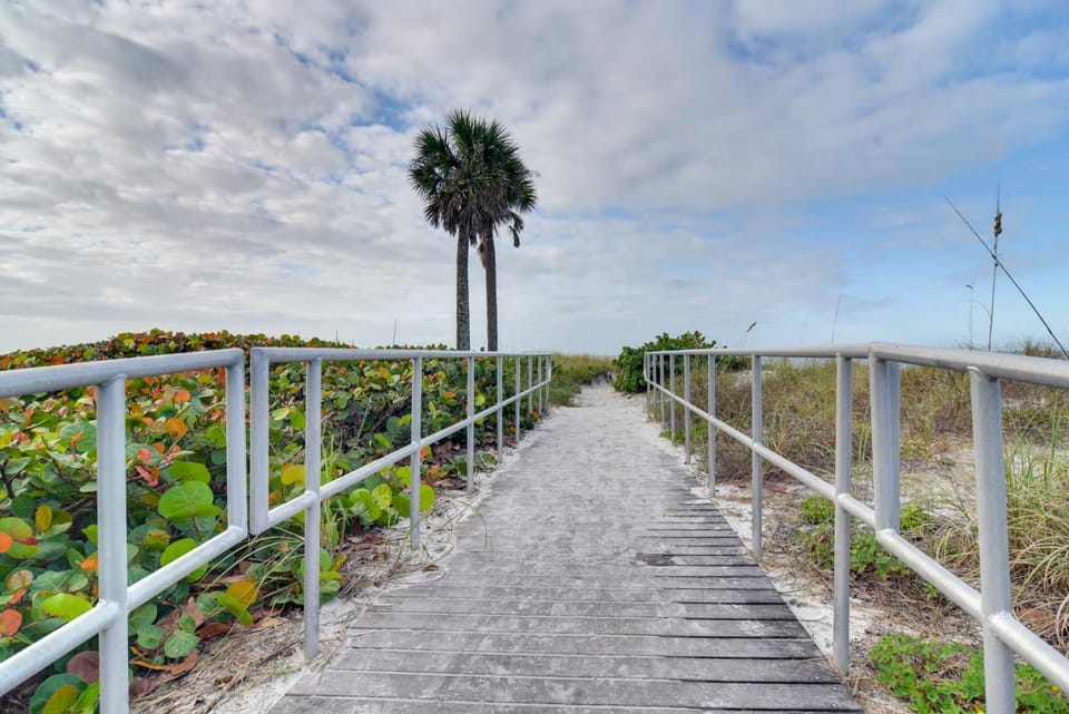 Walk to Madeira Beach: Family Resort Condo House in Madeira Beach