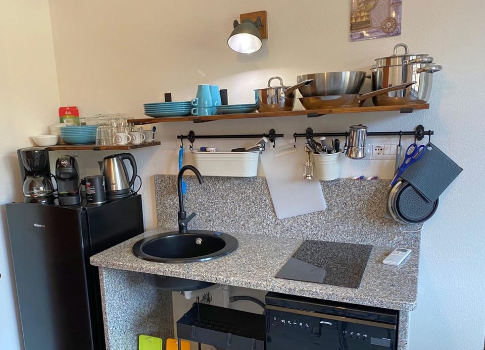 Coffee/tea facilities, Kitchen or kitchenette, dishwasher, stove