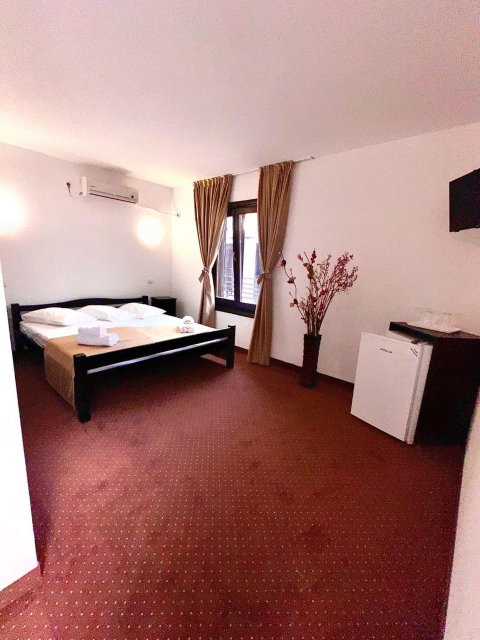 TV and multimedia, Photo of the whole room, air conditioner