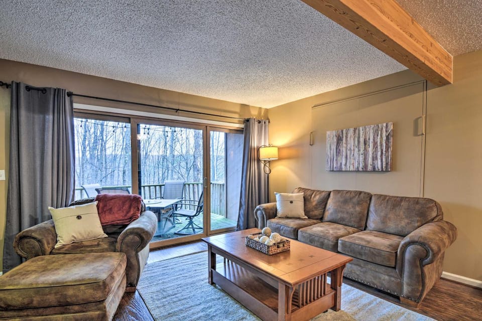 Cozy Bellaire Condo w/ Balcony - 3 Mi to Skiing! House in Michigan