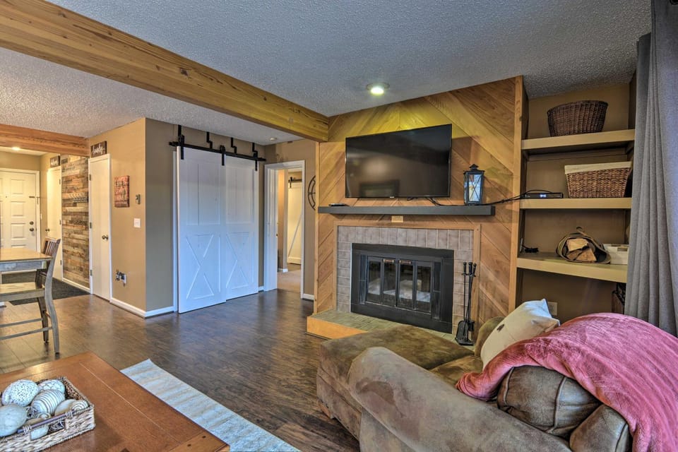 Cozy Bellaire Condo w/ Balcony - 3 Mi to Skiing! House in Michigan
