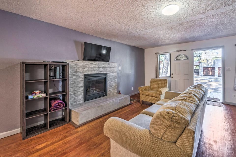 Ruidoso Cabin - Walk to Midtown Dining & Shops! Cabin in Ruidoso