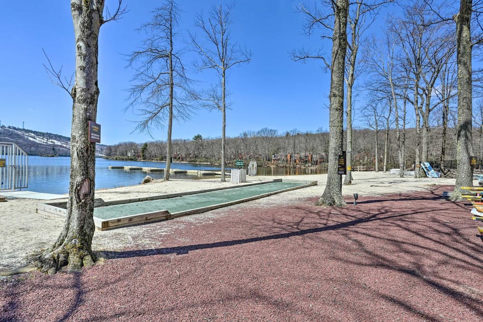 On Big Boulder Lake: Condo w/ Community Pools! House in Big Boulder Lake