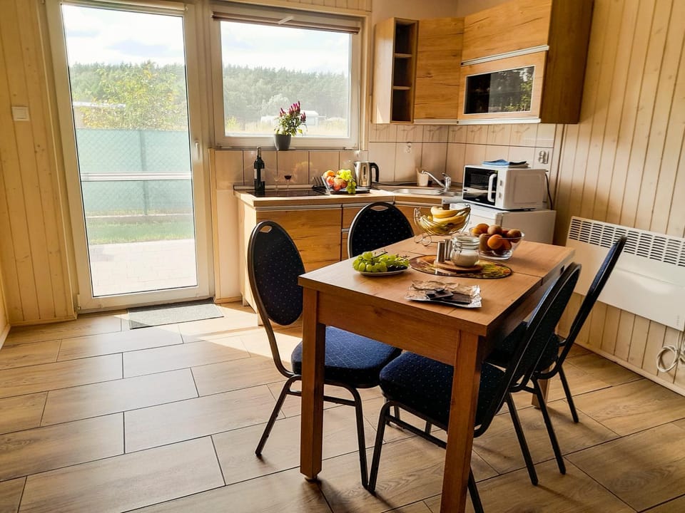 Natural landscape, Coffee/tea facilities, View (from property/room), Balcony/Terrace, Kitchen or kitchenette, Living room, Food and drinks, Seating area, Dining area, Food, Garden view, internet, minibar, pet friendly, stove