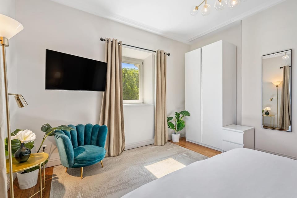Bed, TV and multimedia, Photo of the whole room, Seating area, Bedroom, wardrobe