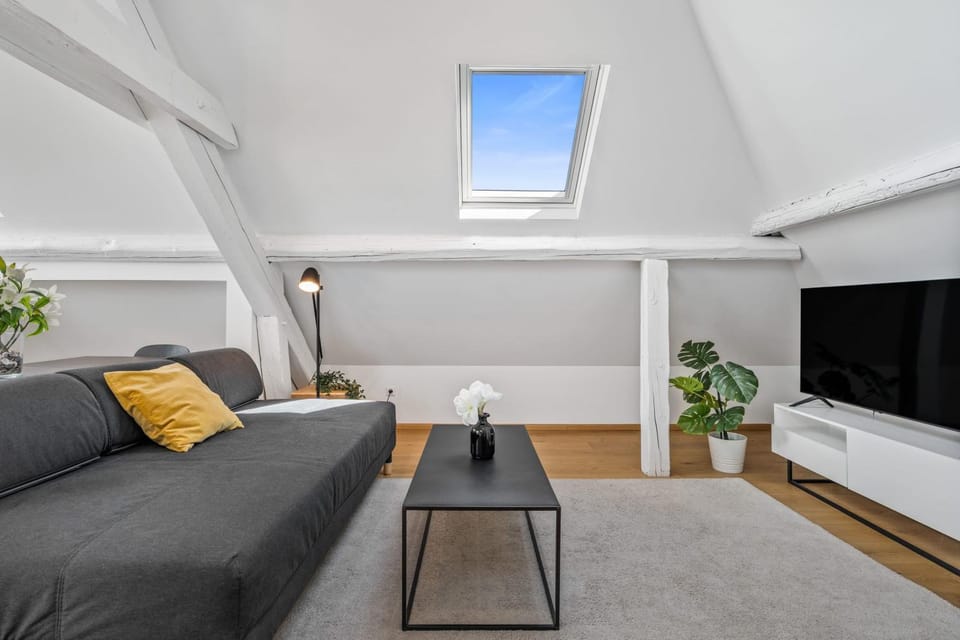 TV and multimedia, Living room, Seating area, Evening entertainment