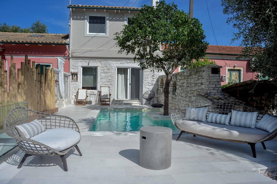 Property building, Balcony/Terrace, Swimming pool