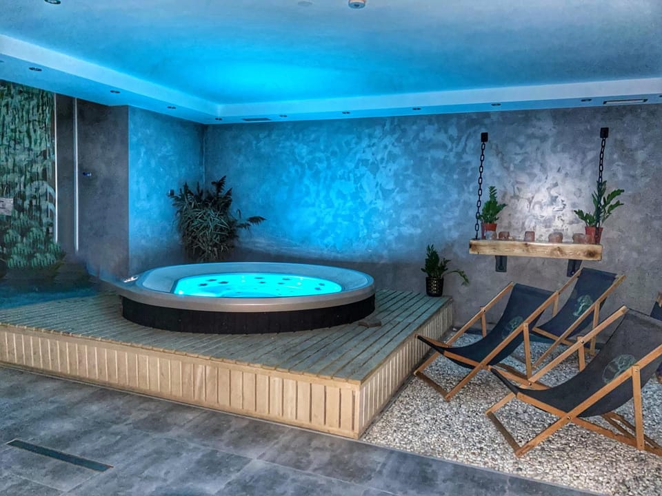 Hot Tub, Spa and wellness centre/facilities, Seating area, sunbed