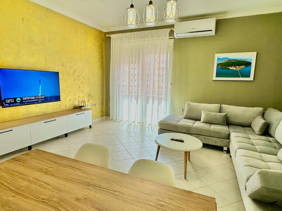 TV and multimedia, Living room, Seating area, Evening entertainment, air conditioner