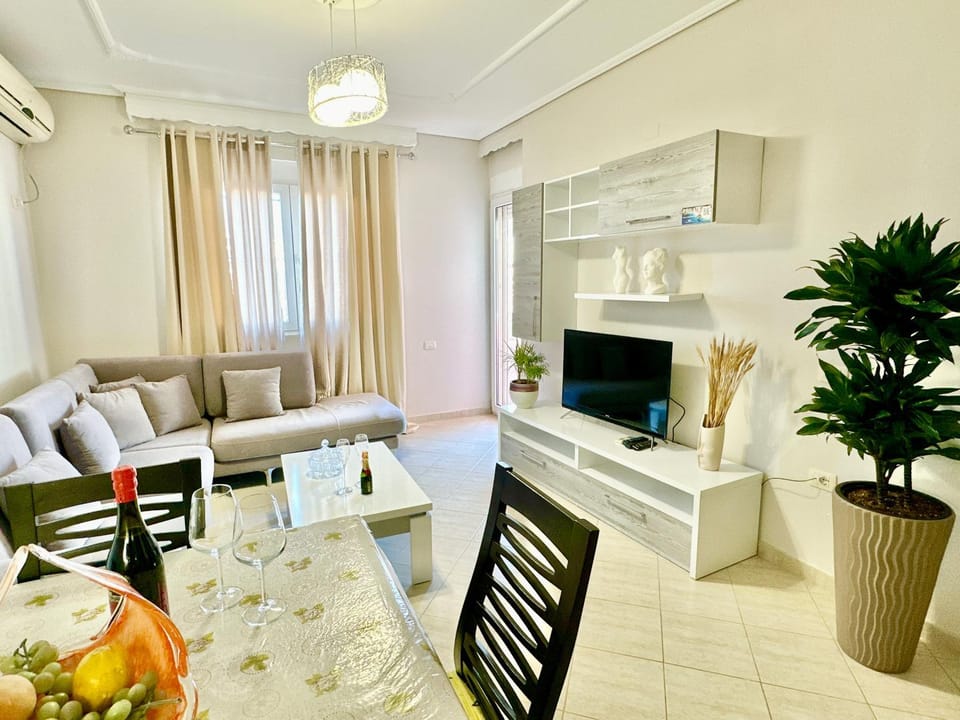 TV and multimedia, Living room, Seating area, Dining area, air conditioner