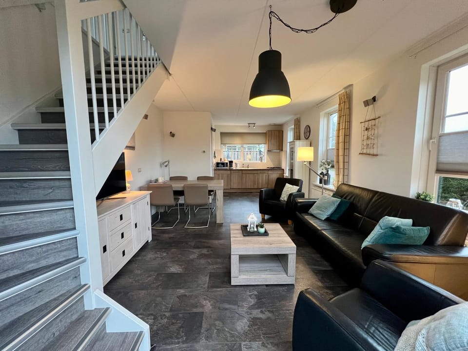 Kitchen or kitchenette, Living room, Seating area, Dining area