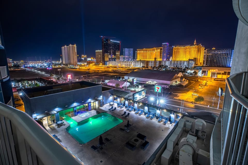 2100 SqFt Penthouse Suite W/ Strip Views! POOL GYM Apartment hotel in Las Vegas Strip