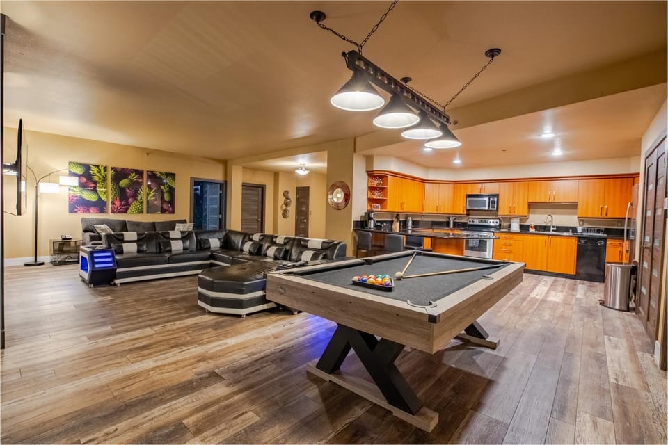 2100 SqFt Penthouse Suite W/ Strip Views! POOL GYM Apartment hotel in Las Vegas Strip