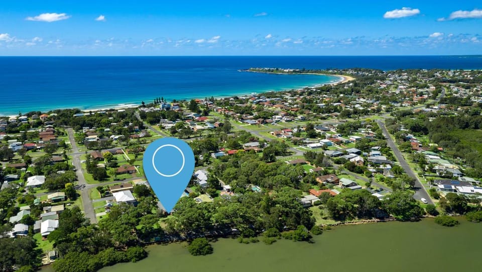 Curleys Outlook I Pet Friendly Waterfront House in Culburra Beach