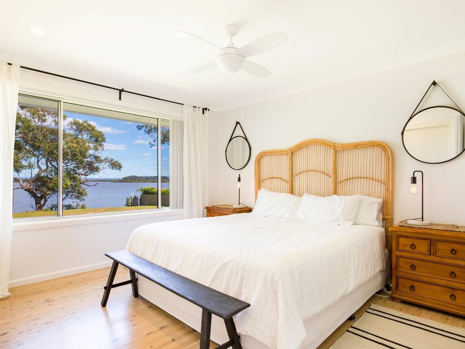 Curleys Outlook I Pet Friendly Waterfront House in Culburra Beach