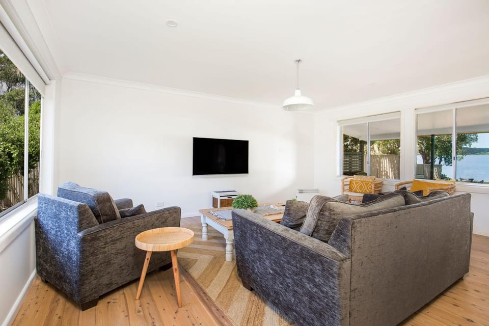 Curleys Outlook I Pet Friendly Waterfront House in Culburra Beach