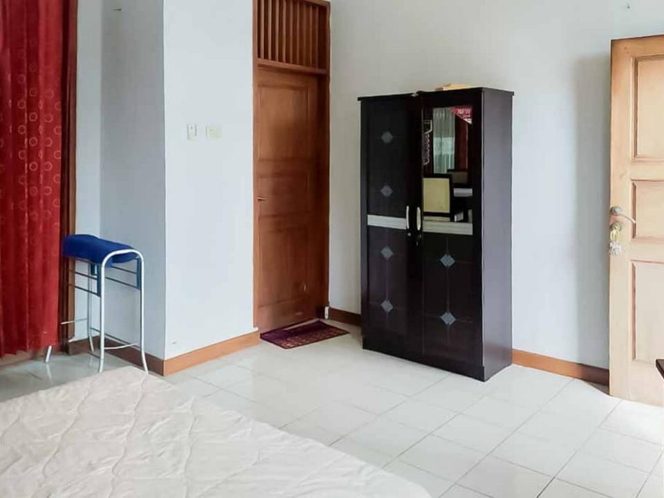 Facade/entrance, Bed, Bedroom, wardrobe