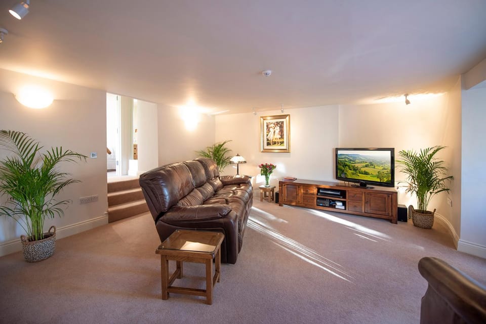 TV and multimedia, Living room, Seating area, locker