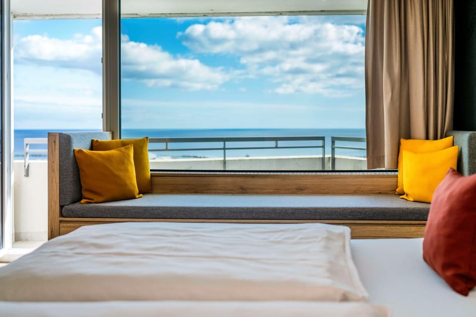 Bed, View (from property/room), Balcony/Terrace, Photo of the whole room, Seating area, Sea view