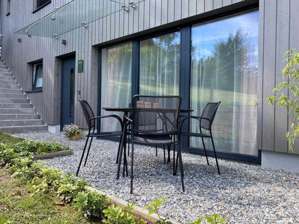Property building, Facade/entrance, Garden, Balcony/Terrace, Seating area, Dining area
