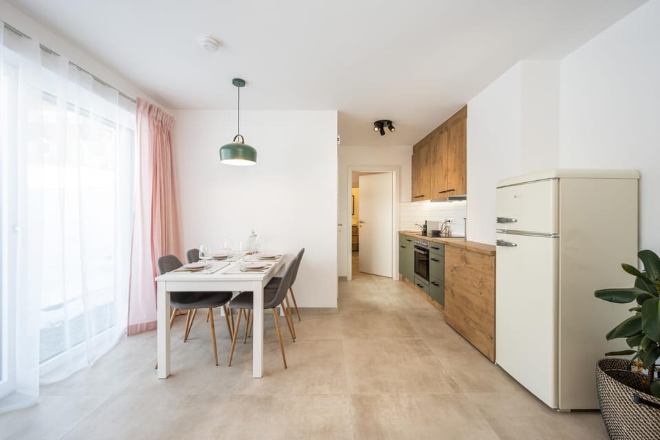 Kitchen or kitchenette, Dining area
