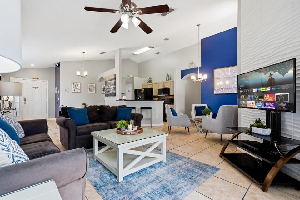 TV and multimedia, Kitchen or kitchenette, Living room, Seating area, Dining area